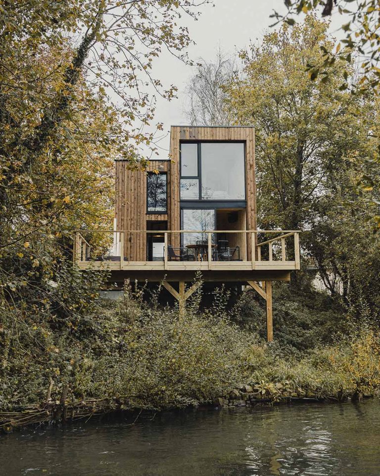 Deux petites maisons en bois pour s'immerger dans la campagne française