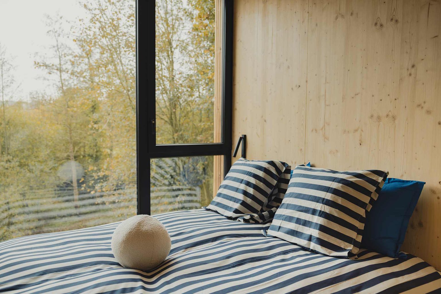 chambre petite maison en bois Bleu Bicoque