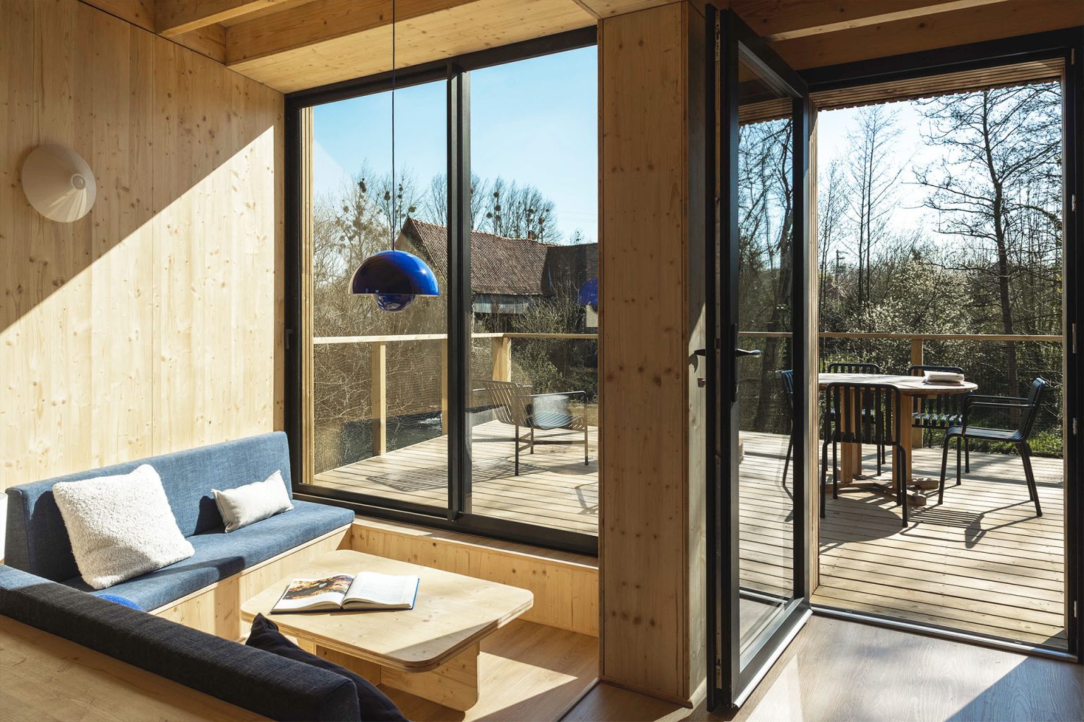 salon avec terrasse petite maison en bois Bleu Bicoque