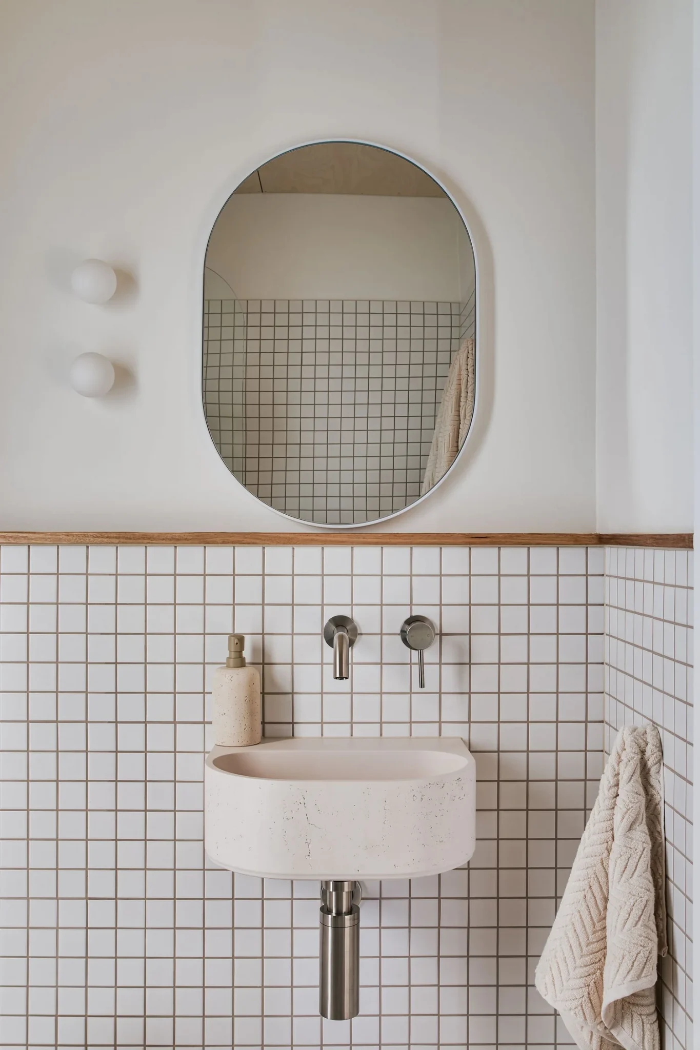 salle de bain mini maison mobile hors réseau Harper par Black Clay