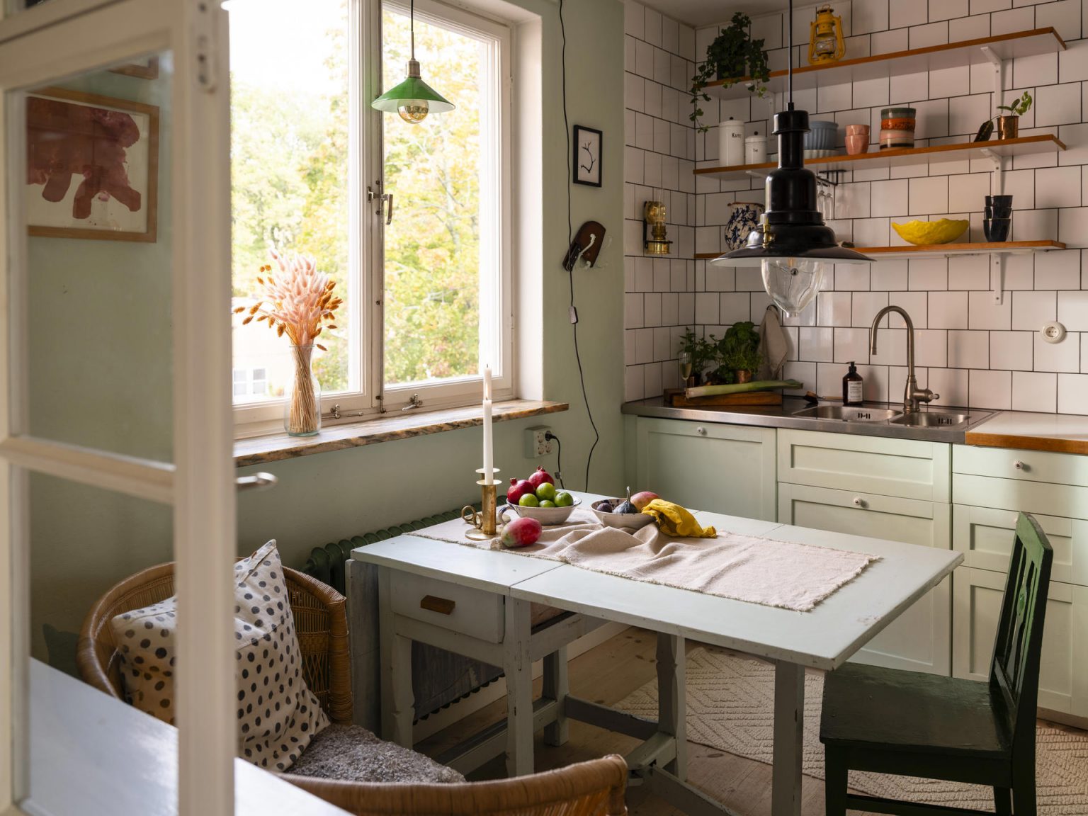 cuisine verte décoration vintage avec espace repas