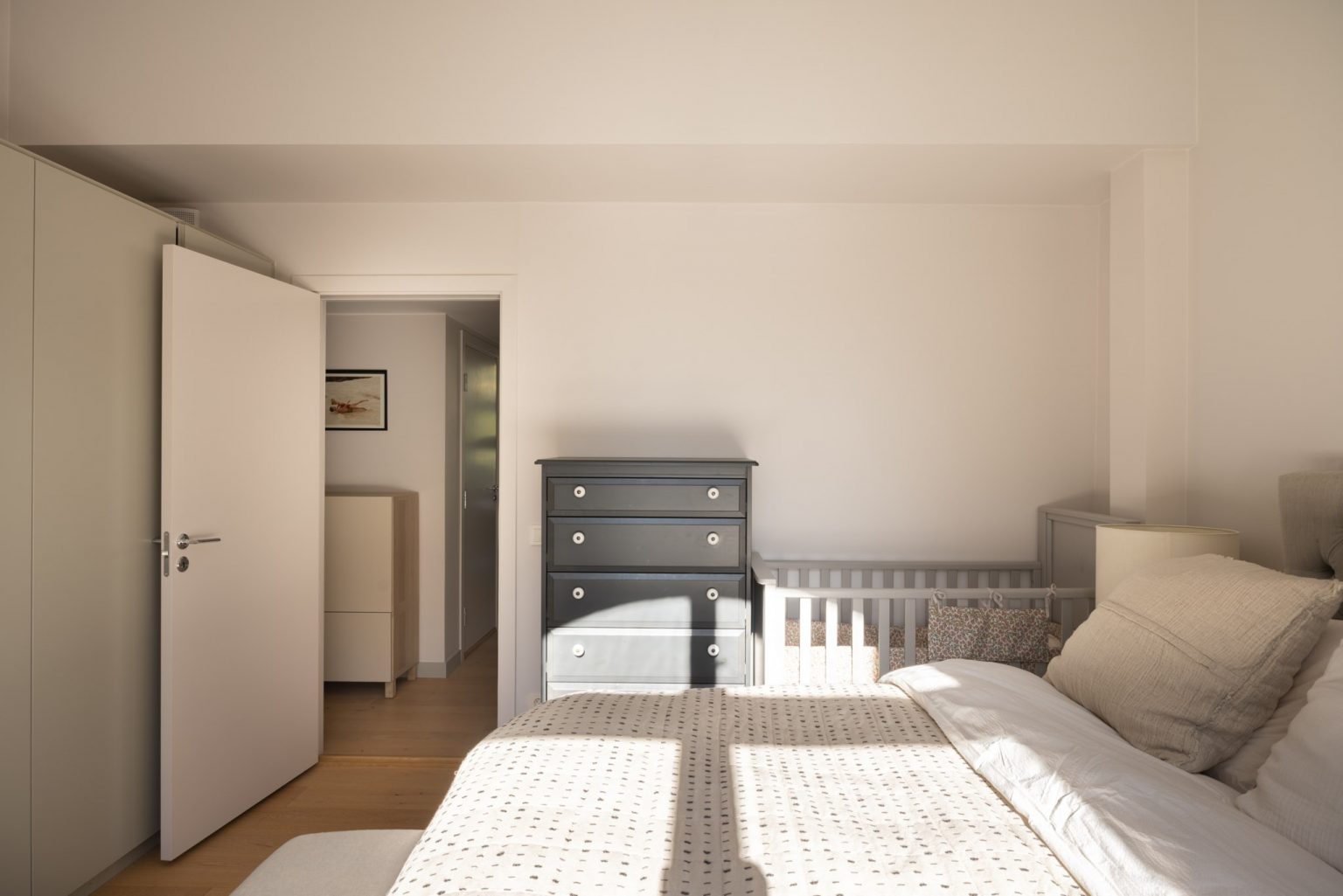 chambre avec placard appartement 122m2 décoration beige et scandinave