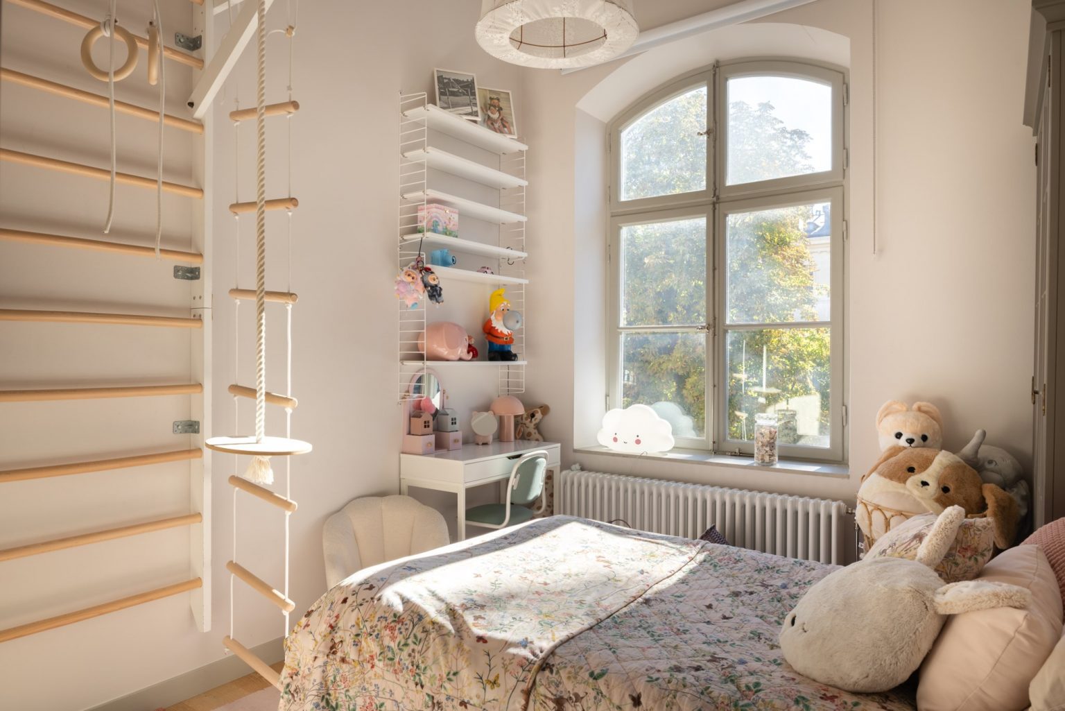 chambre enfant avec fenêtre cintrée appartement 122m2 décoration beige et scandinave