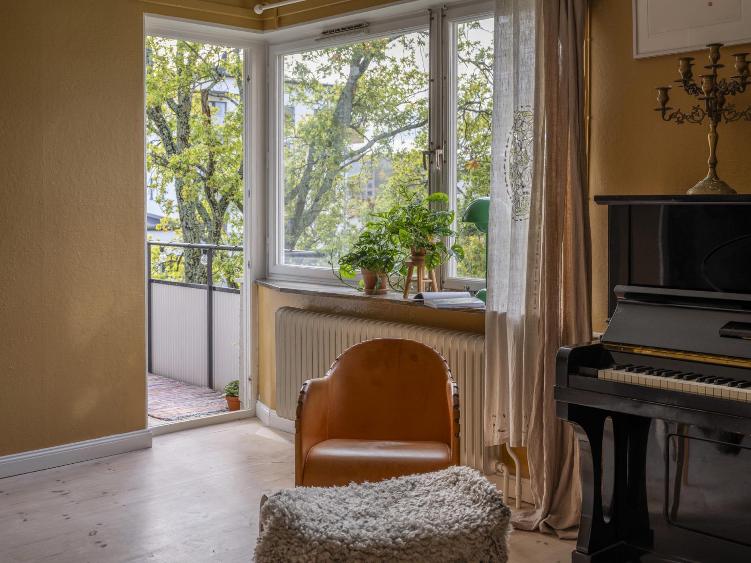 piano ancien dans salon murs jaunes décoration vintage et scandinave