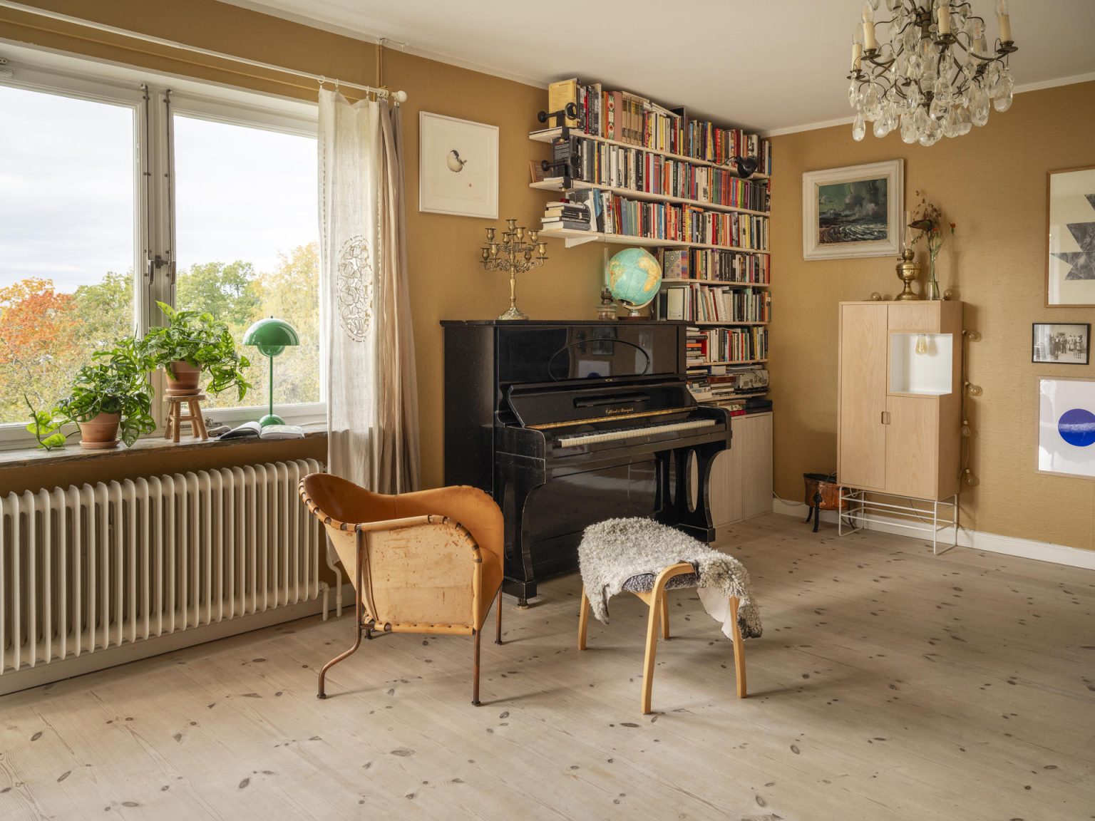 piano droit dans salon murs jaunes décoration vintage et scandinave