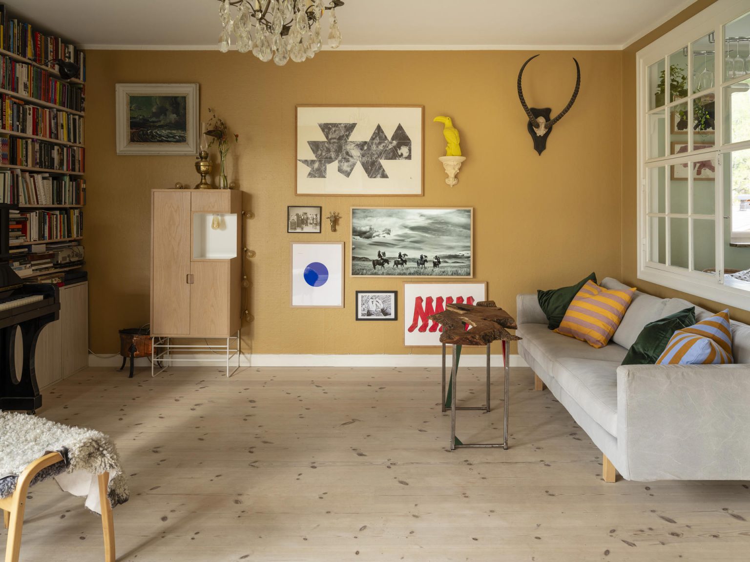 salon murs jaunes décoration vintage et scandinave