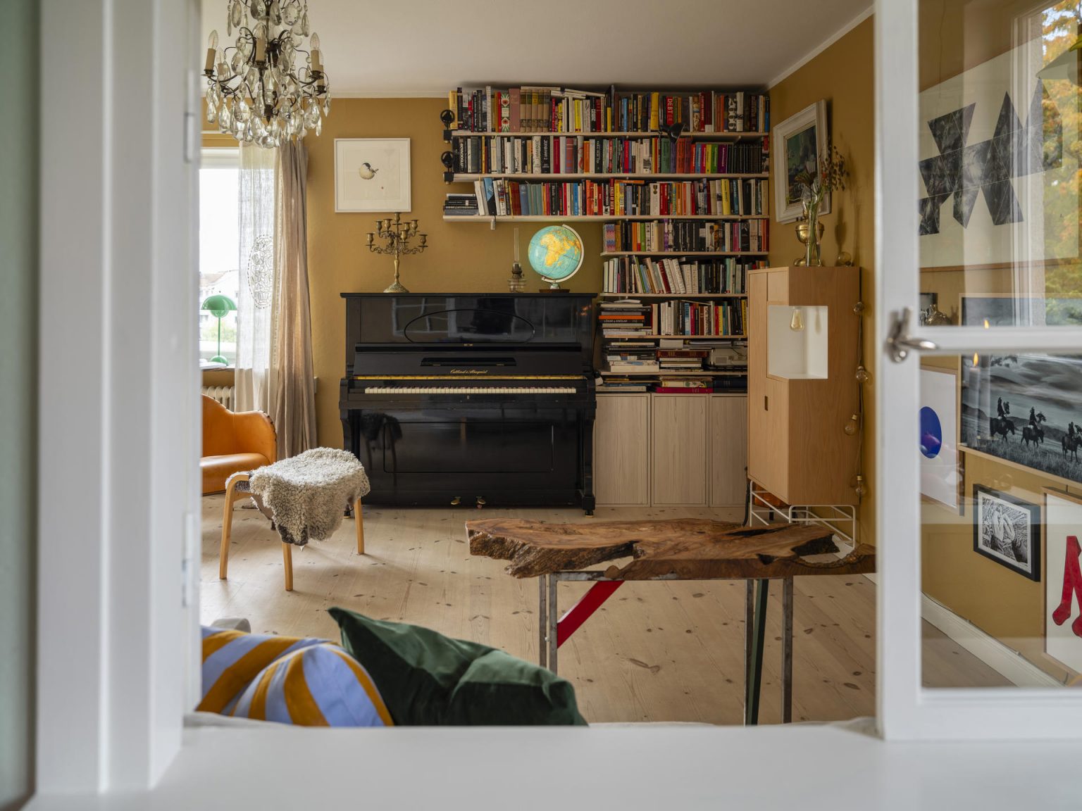salon murs jaunes décoration vintage et scandinave avec piano droit