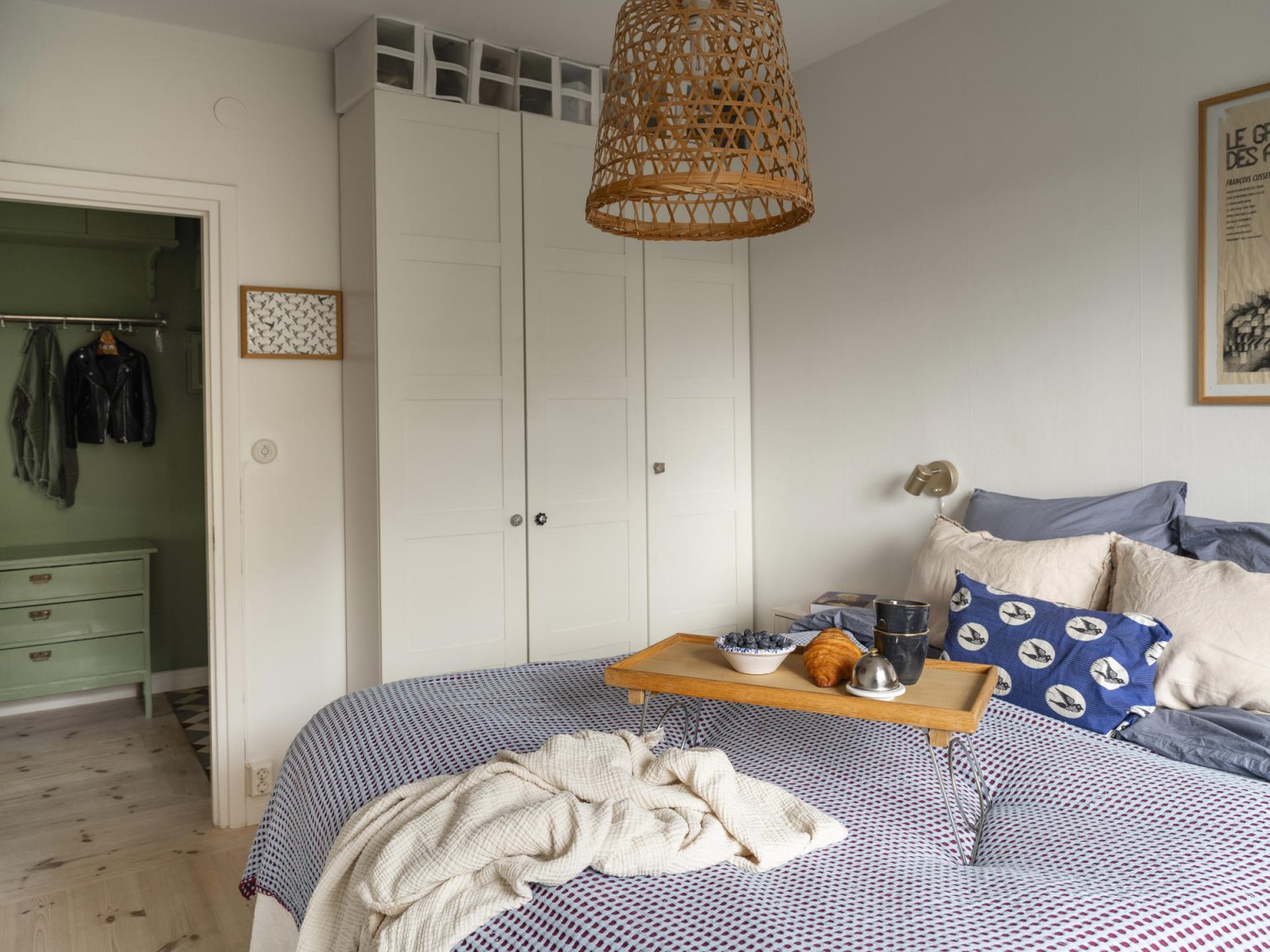 chambre avec placard décoration bleue