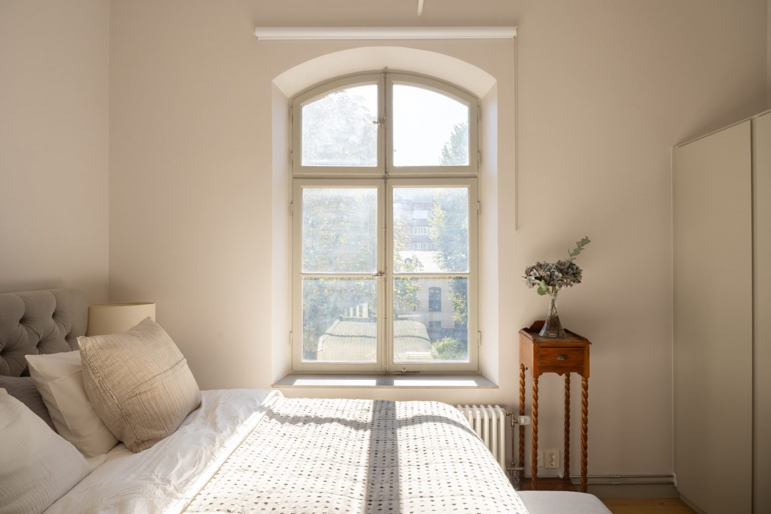 chambre avec fenêtre cintrée appartement 122m2 décoration beige et scandinave