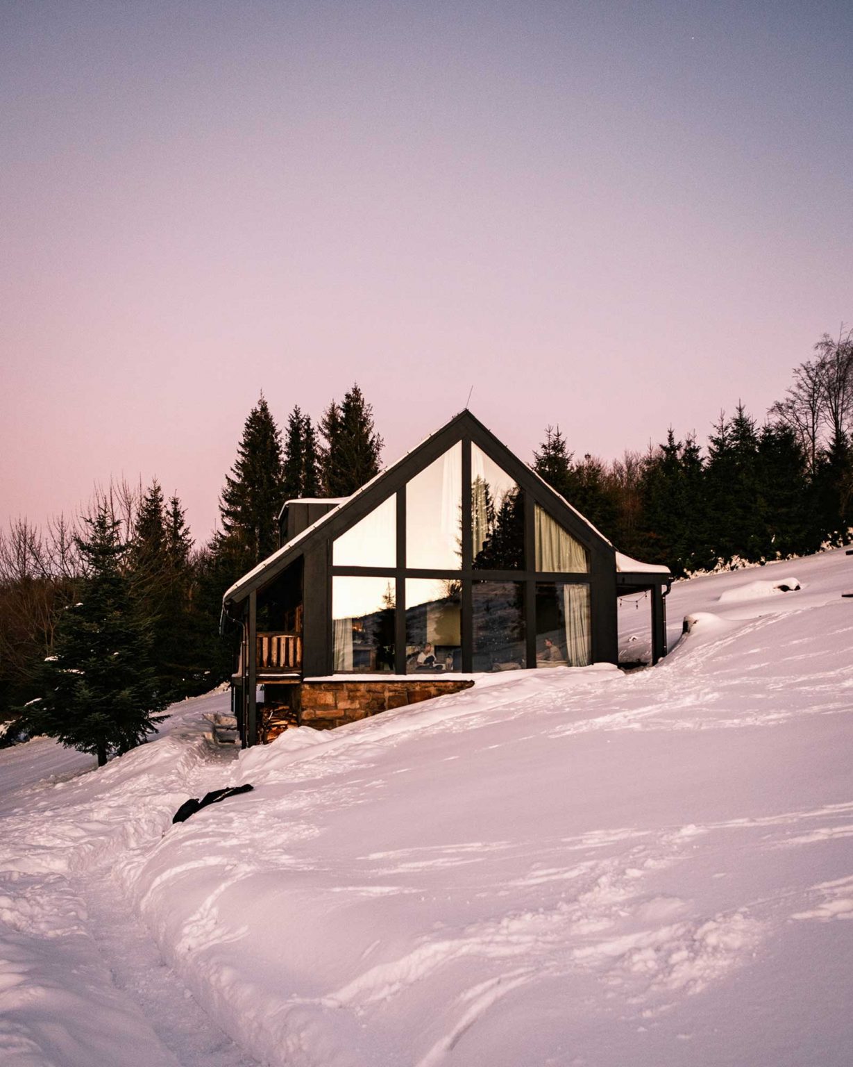 Chata Pytlorka maison en bois sous la neige