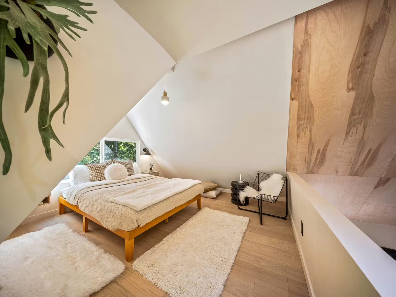 chambre sur mezzanine décoration design naturelle petite maison 36m2