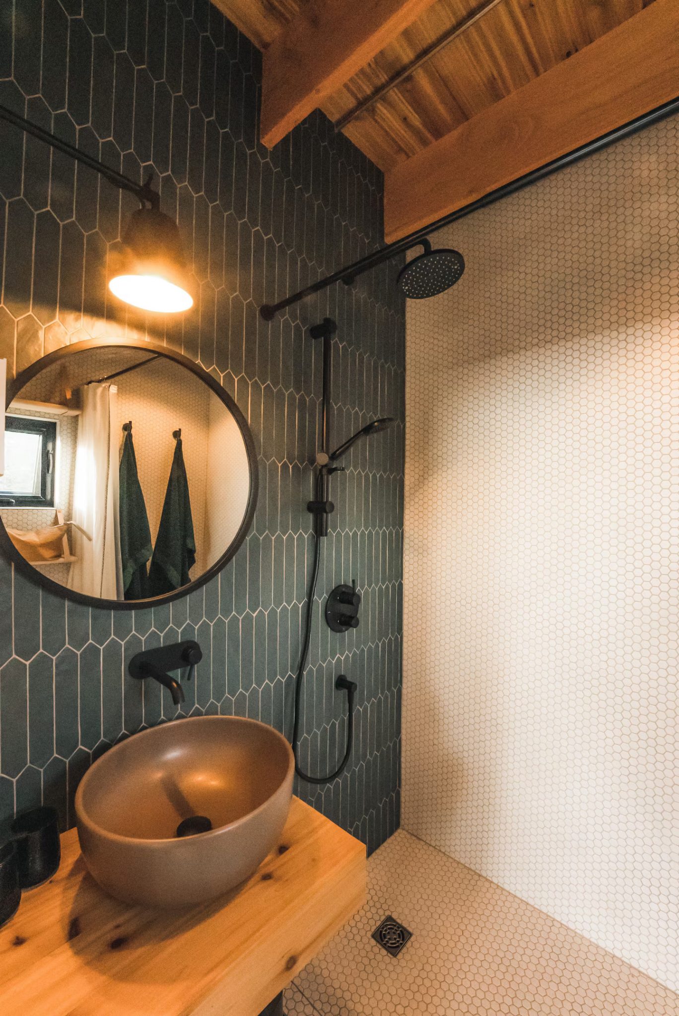 salle de bain verte et bois