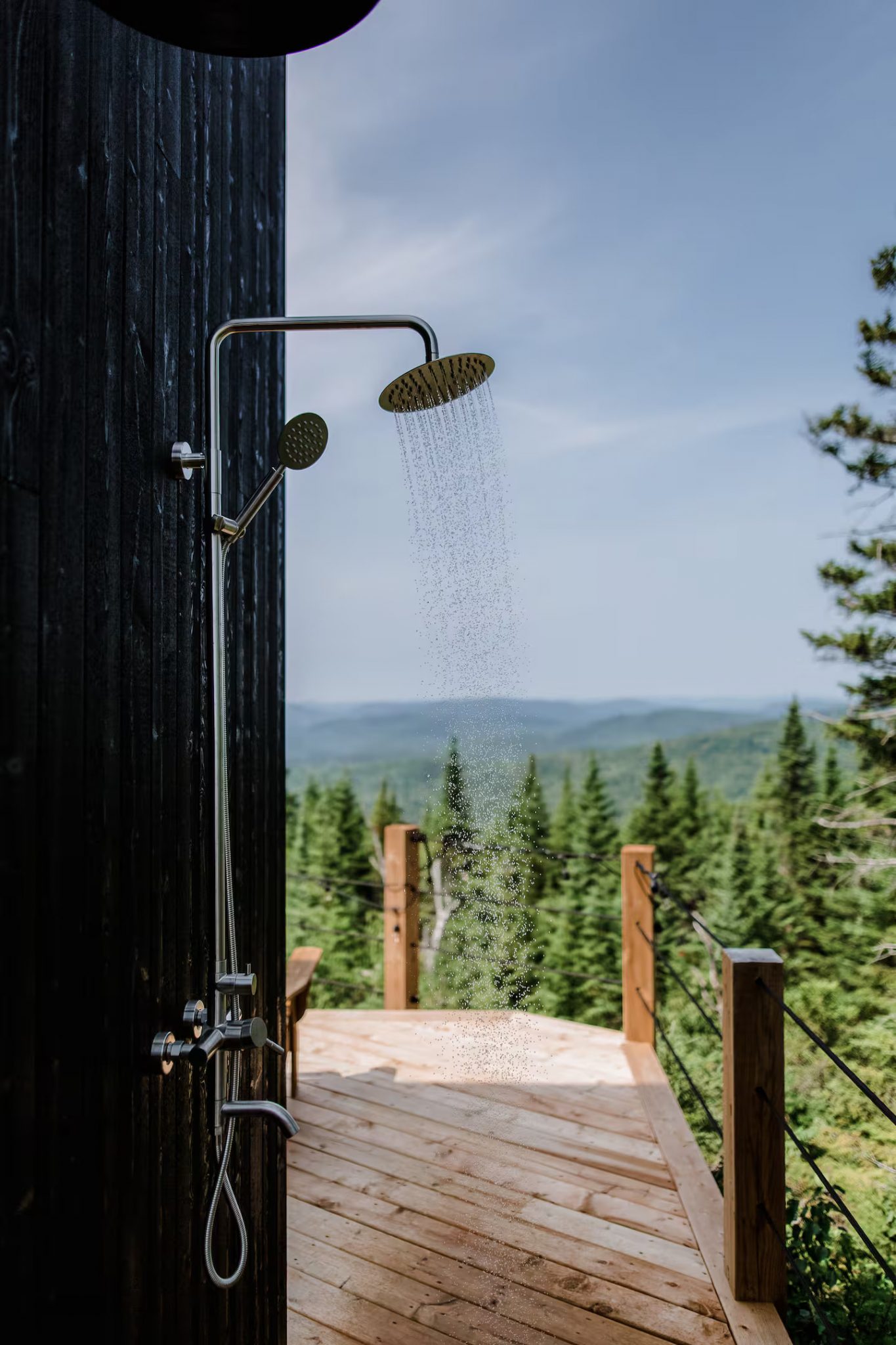 douche extérieure maison contemporaine et vitrée dans la nature Cliff n°46