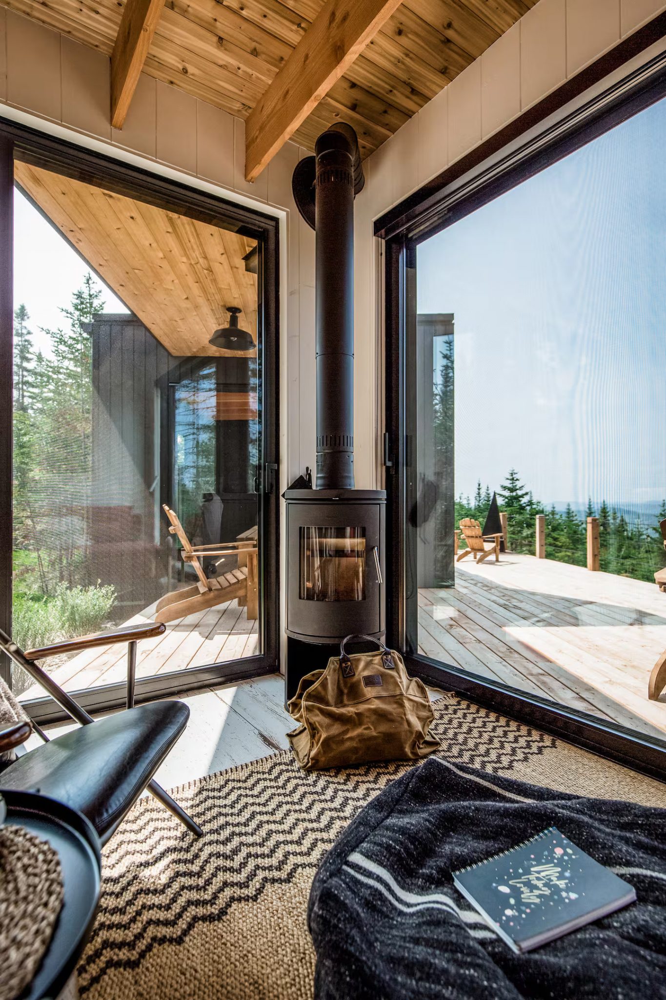 salon baies vitrées et poêle à bois maison contemporaine et vitrée dans la nature Cliff n°46