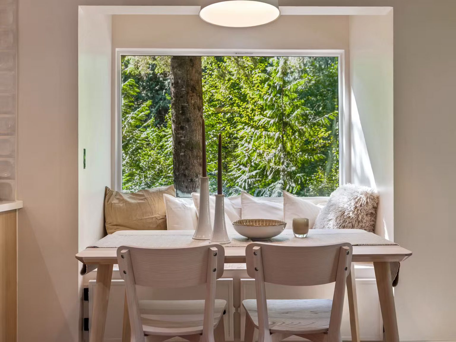 salle à manger avec banc et picture window