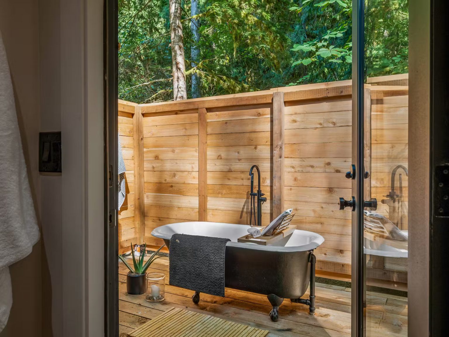 terrasse avec baignoire petite maison dans la forêt de 36m2