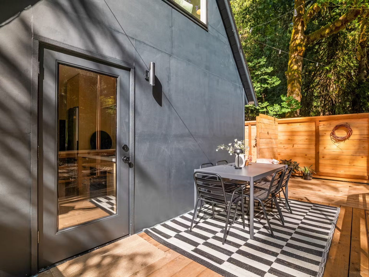 terrasse petite maison dans la forêt de 36m2