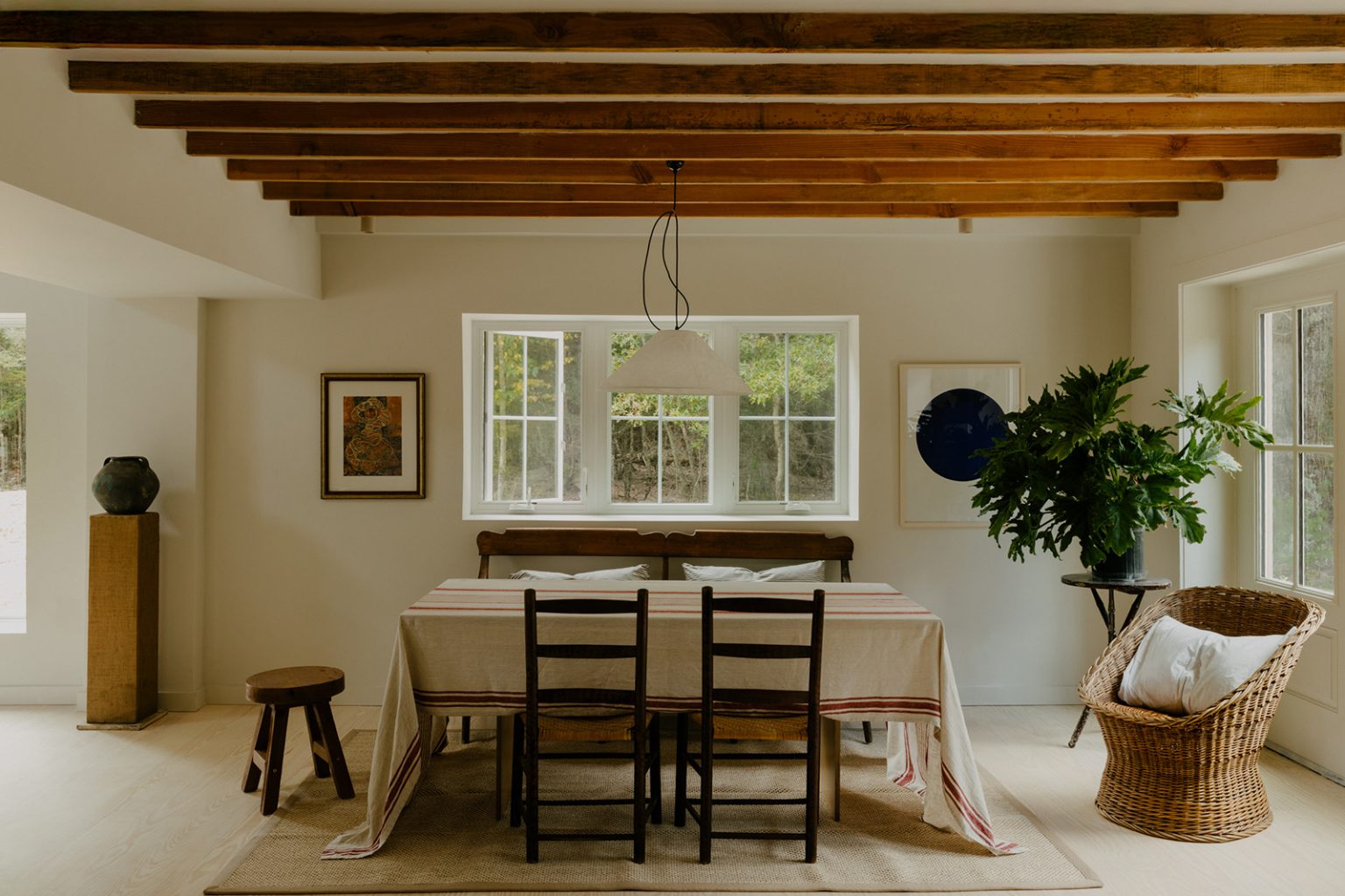 salle à manger avec poutres décoration naturelle et rustique chic