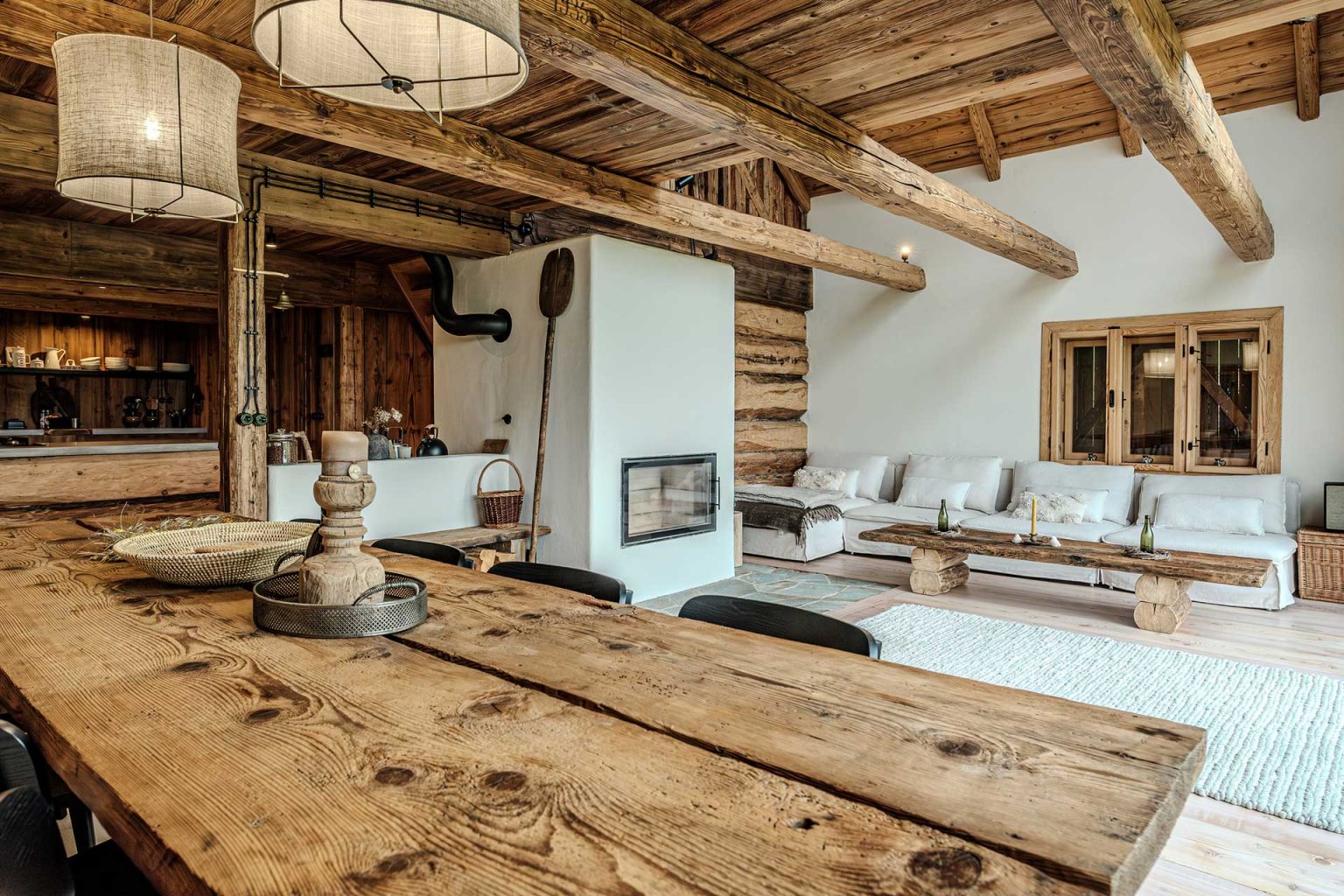 salon avec poutres Chata Pytlorka maison en bois 