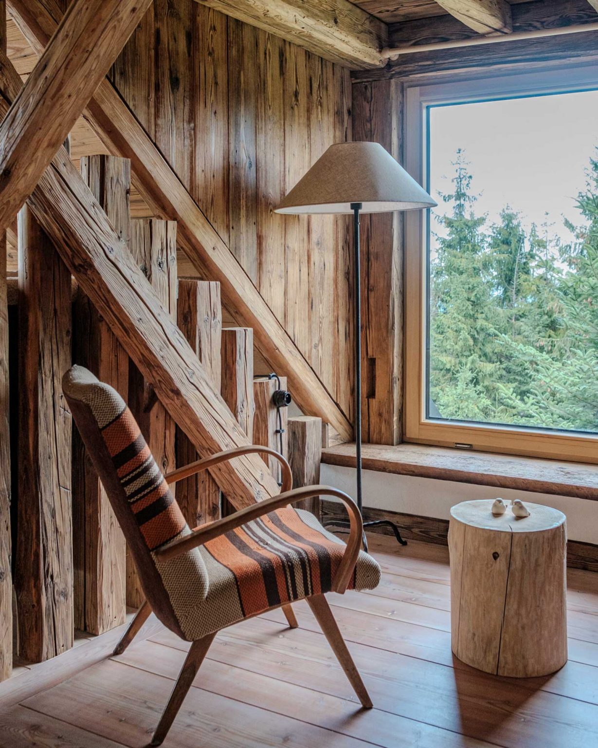 salon avec poutres Chata Pytlorka maison en bois 