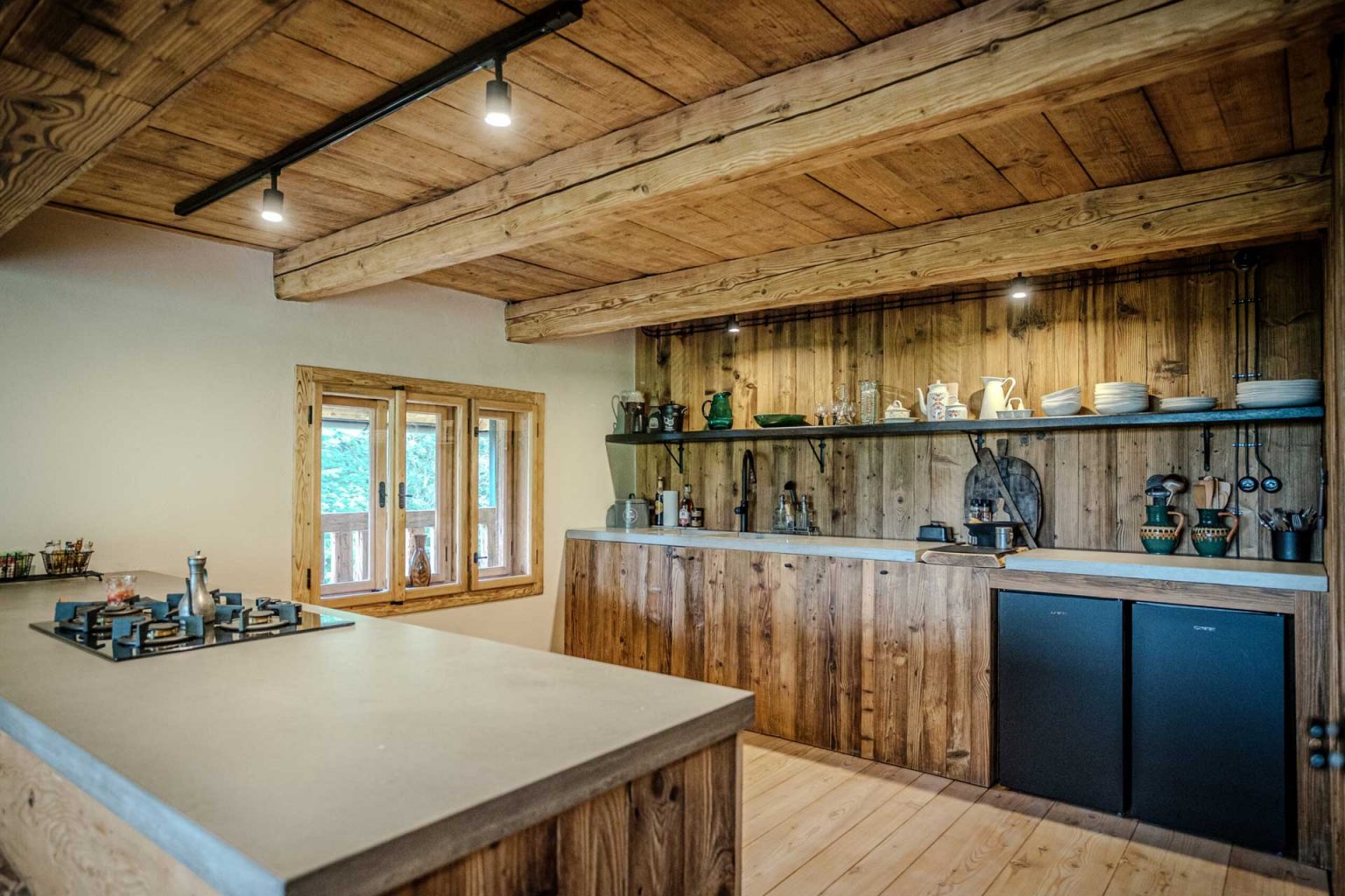 cuisine avec poutres Chata Pytlorka maison en bois 