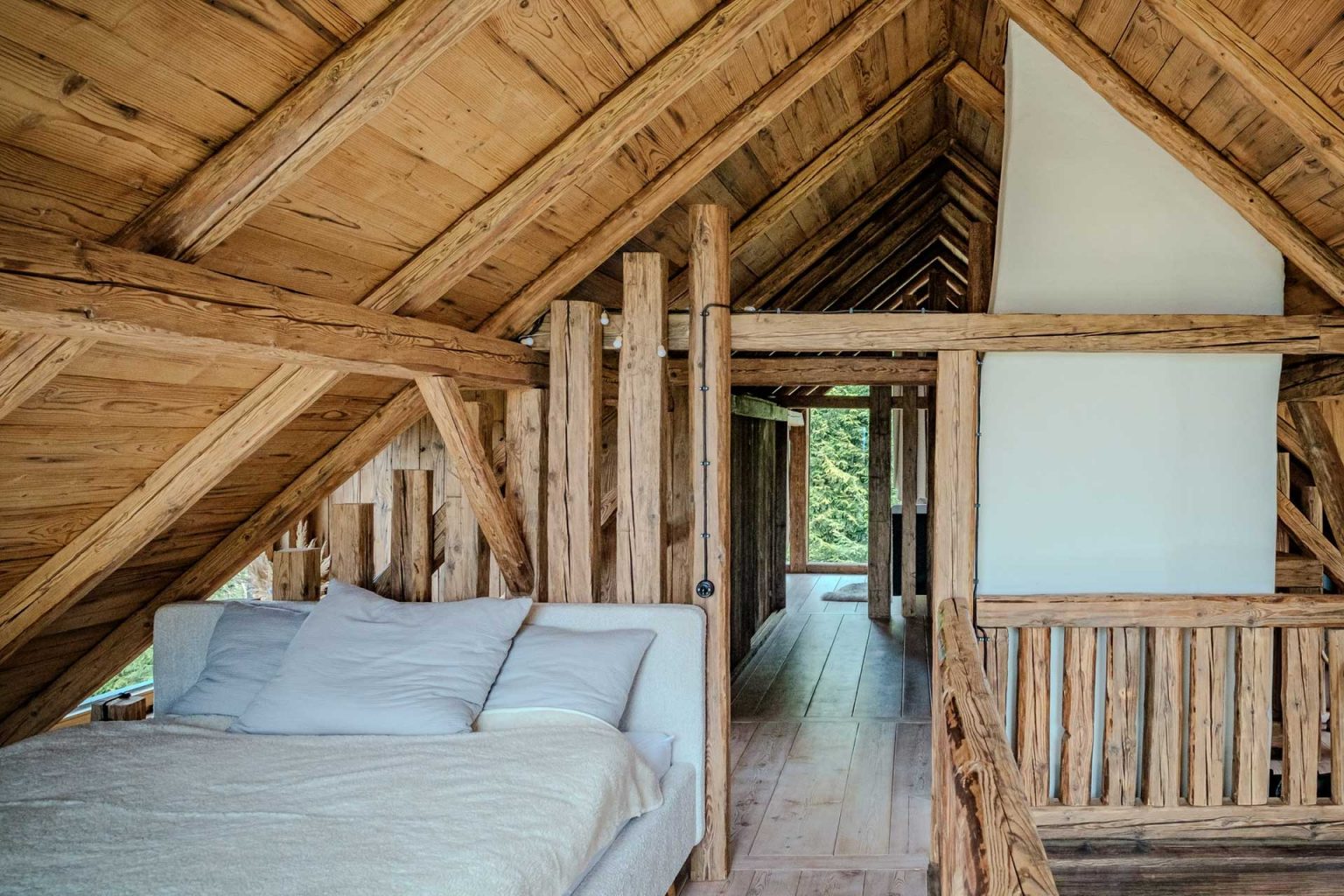 chambre mansardée avec poutres Chata Pytlorka maison en bois 