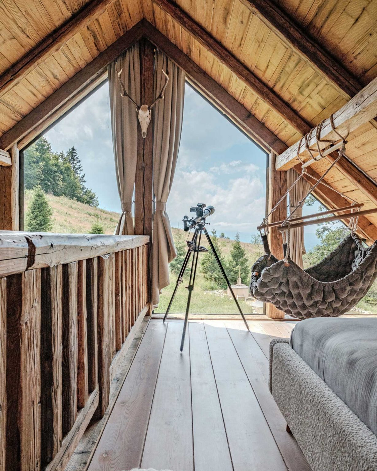 chambre mansardée avec poutres Chata Pytlorka maison en bois 