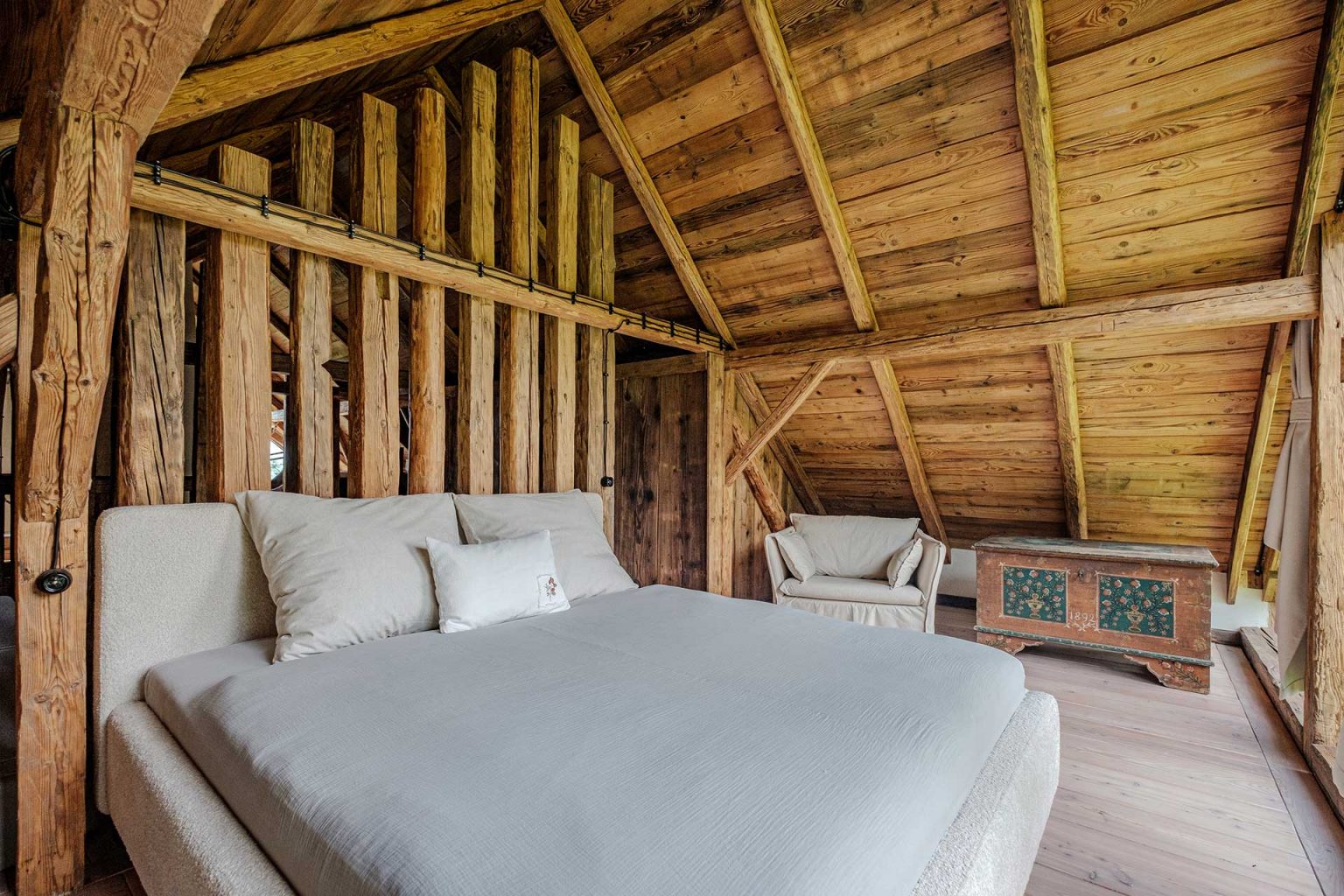 chambre mansardée avec poutres Chata Pytlorka maison en bois 