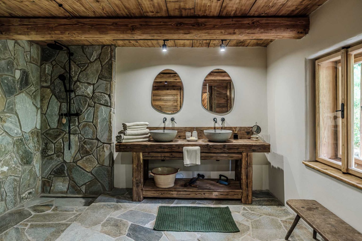 salle de bain rustique mur en pierres et poutres Chata Pytlorka maison en bois 