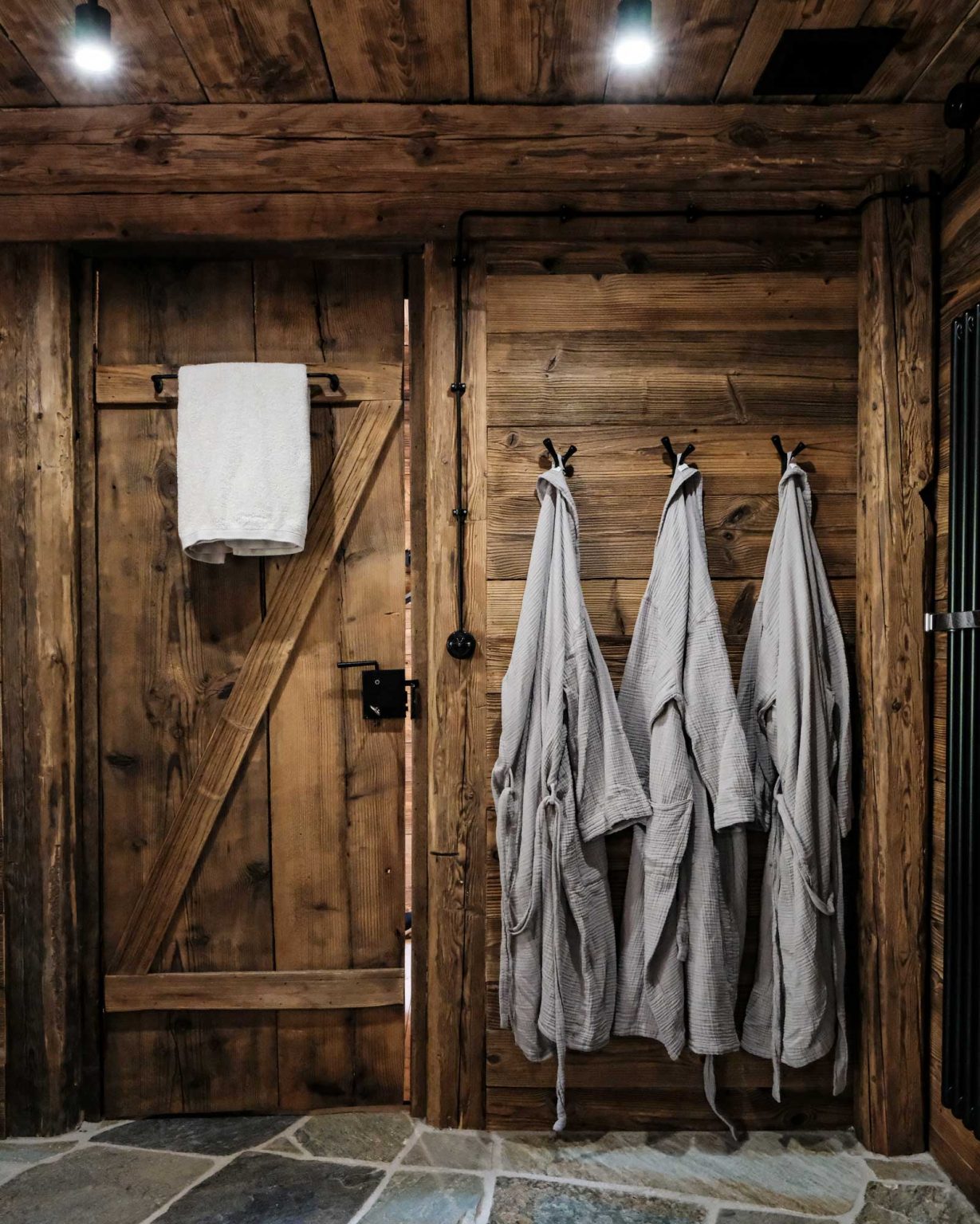salle de bain avec poutres Chata Pytlorka maison en bois 
