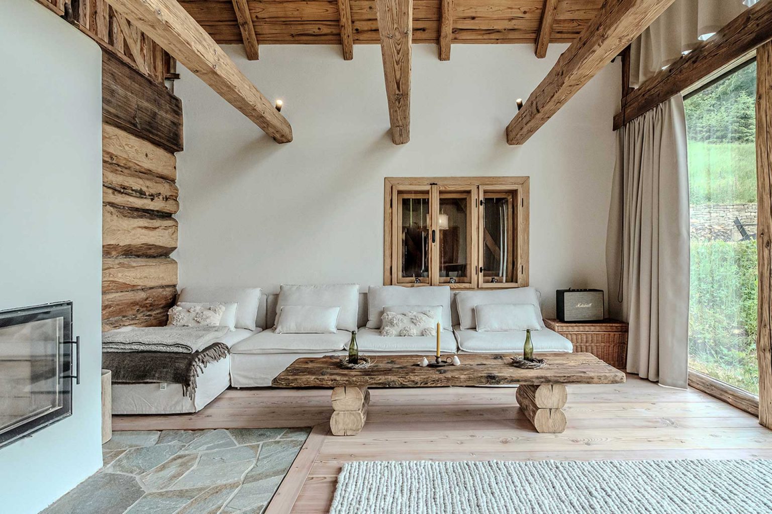 salon avec poutres Chata Pytlorka maison en bois 