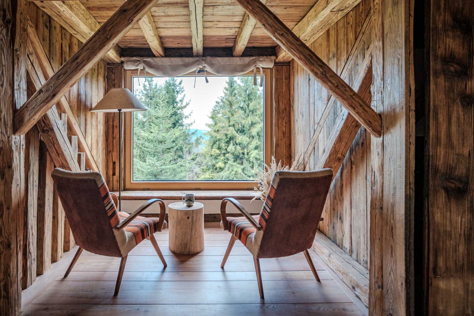 salon avec poutres Chata Pytlorka maison en bois 