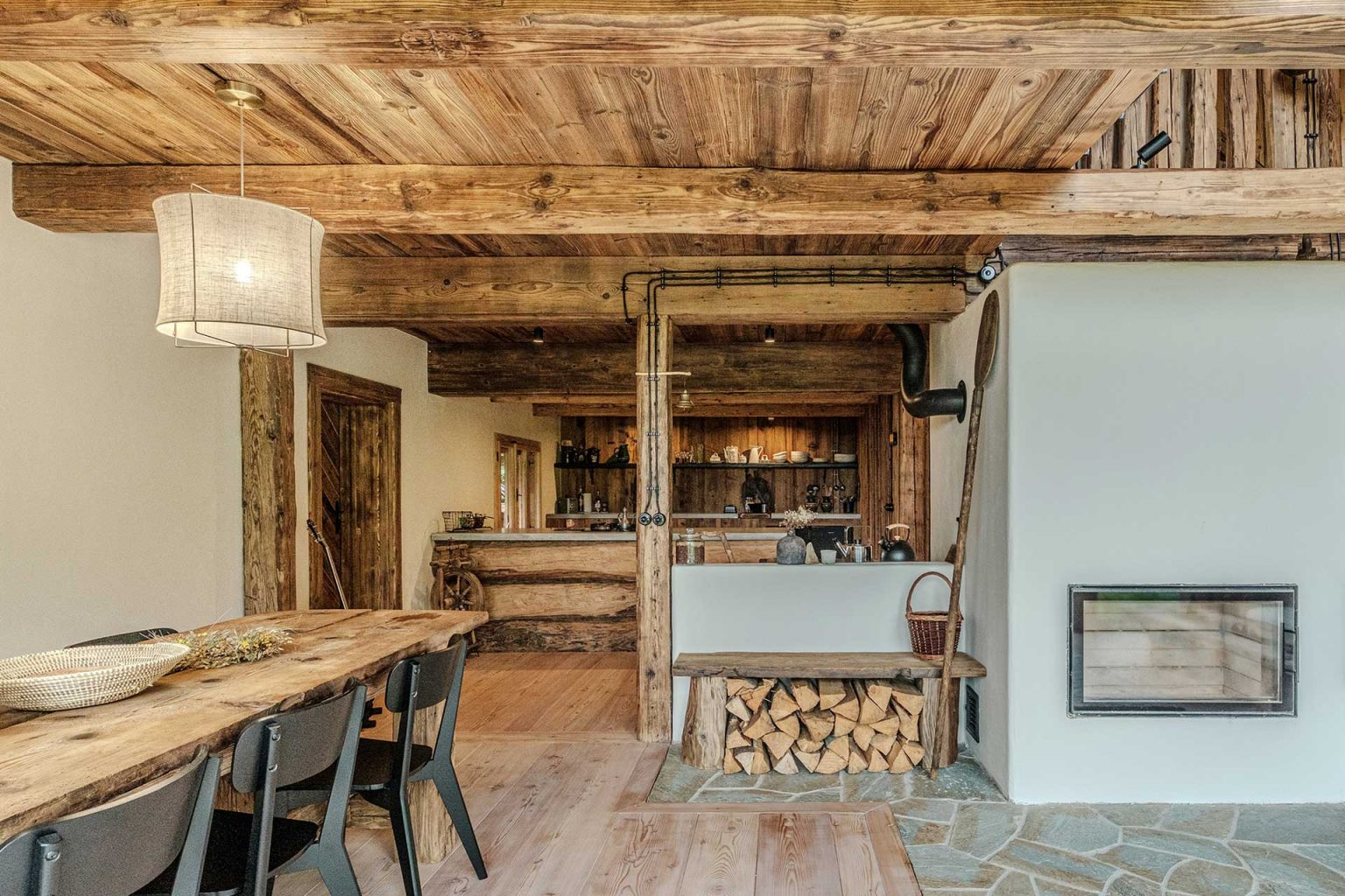 salle à manger et cuisine avec poutres Chata Pytlorka maison en bois 