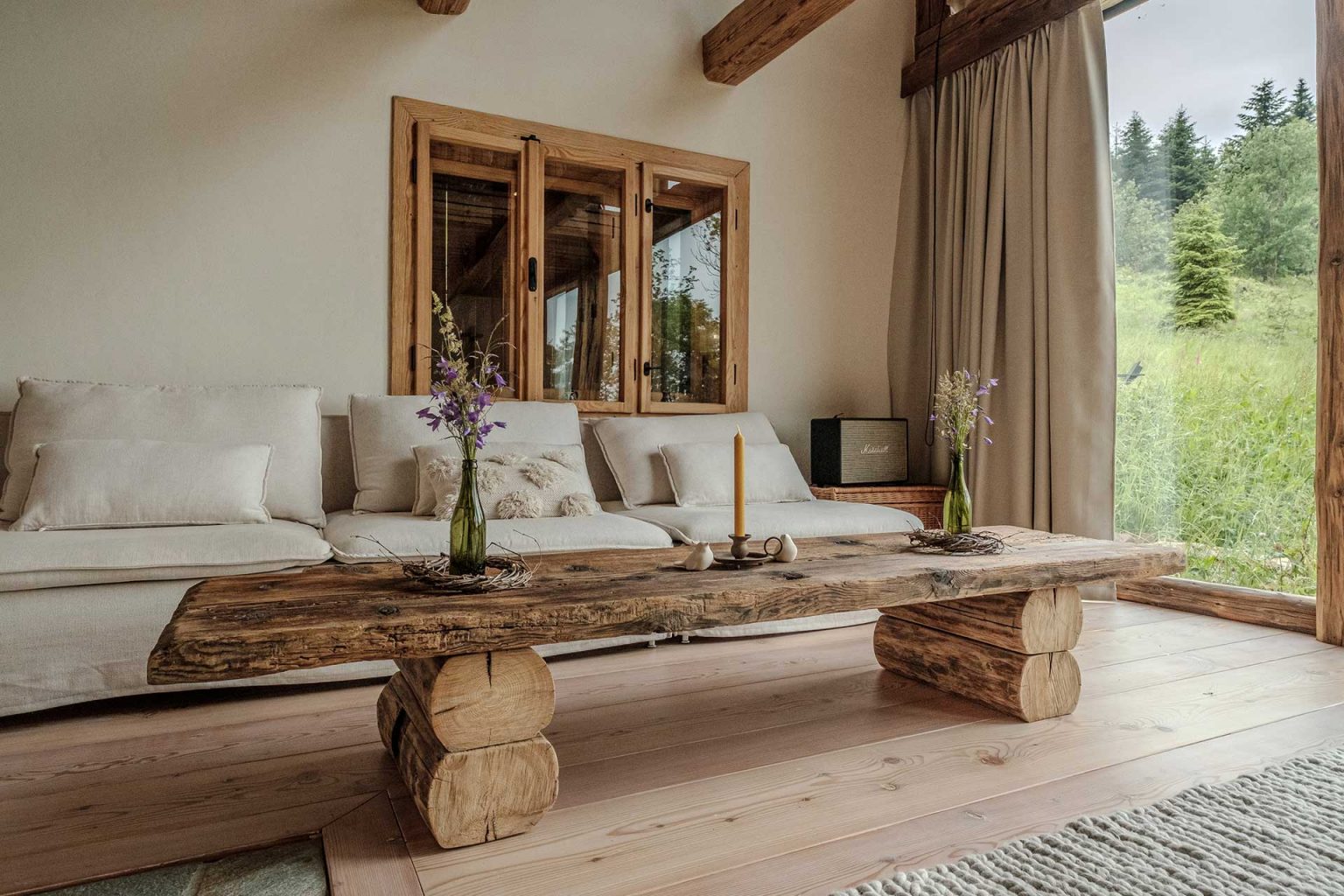 salon avec poutres Chata Pytlorka maison en bois 