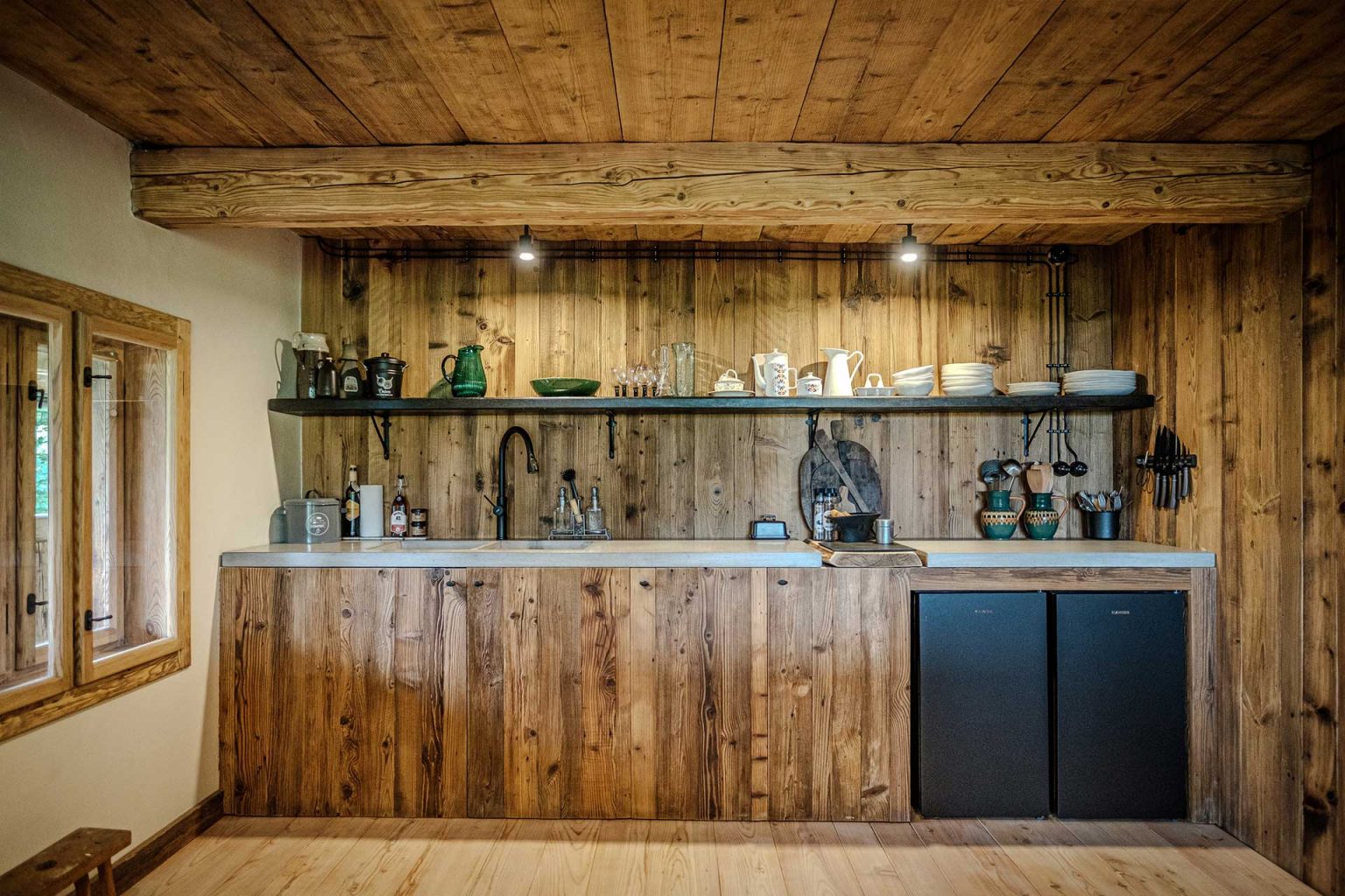 cuisine avec poutres Chata Pytlorka maison en bois 