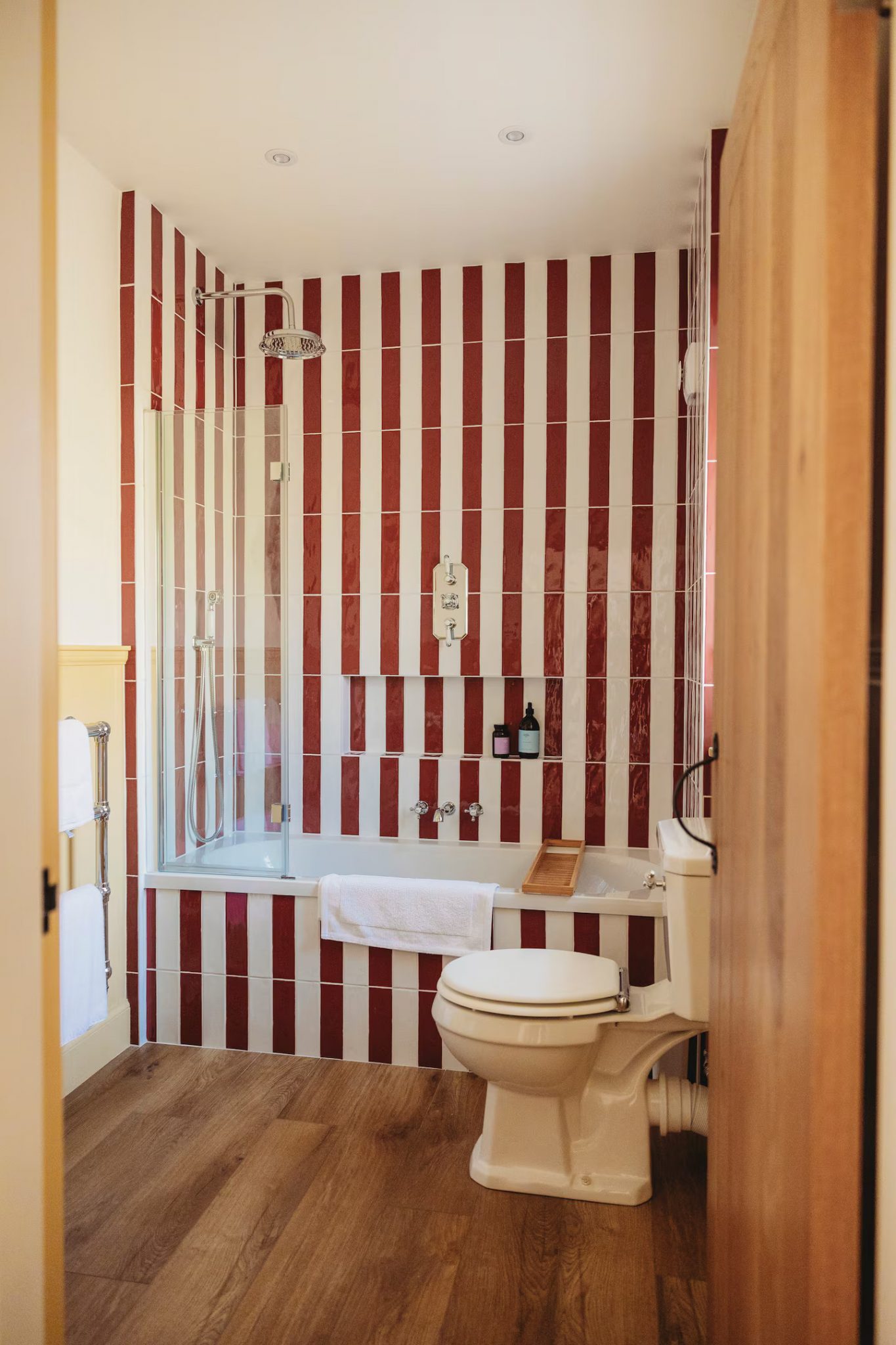 salle de bain carrelage rayures rouges et blanches maison Écosse décoration colorée