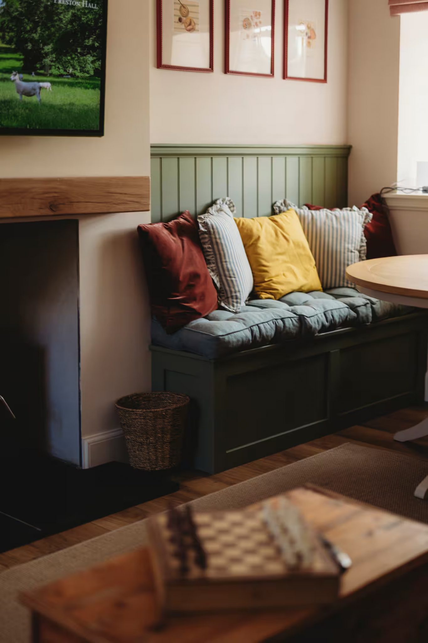 salon avec poêle petite maison Écosse décoration colorée