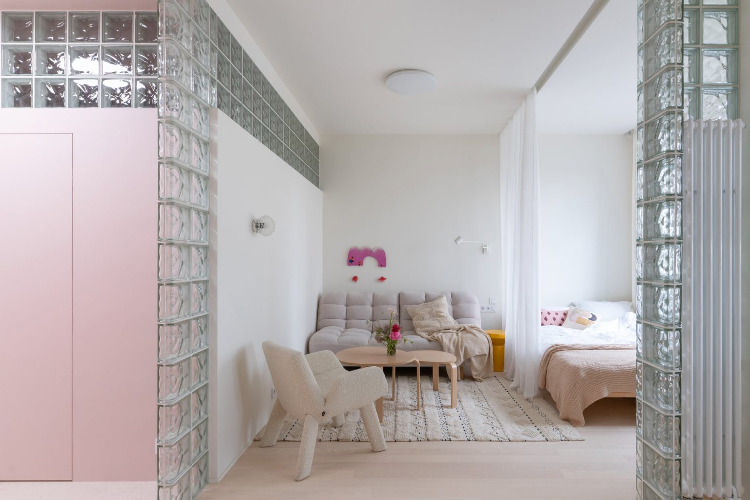 salon et chambre décoration design grand studio murs pavés de verre appartement 40m2