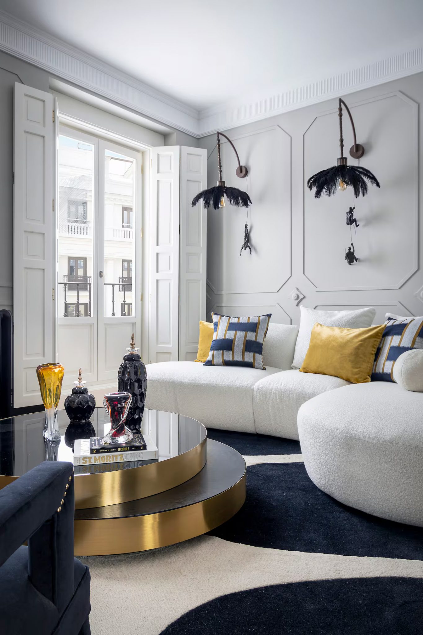 salon avec canapé blanc appartement luxueux design Madrid décoration classique chic