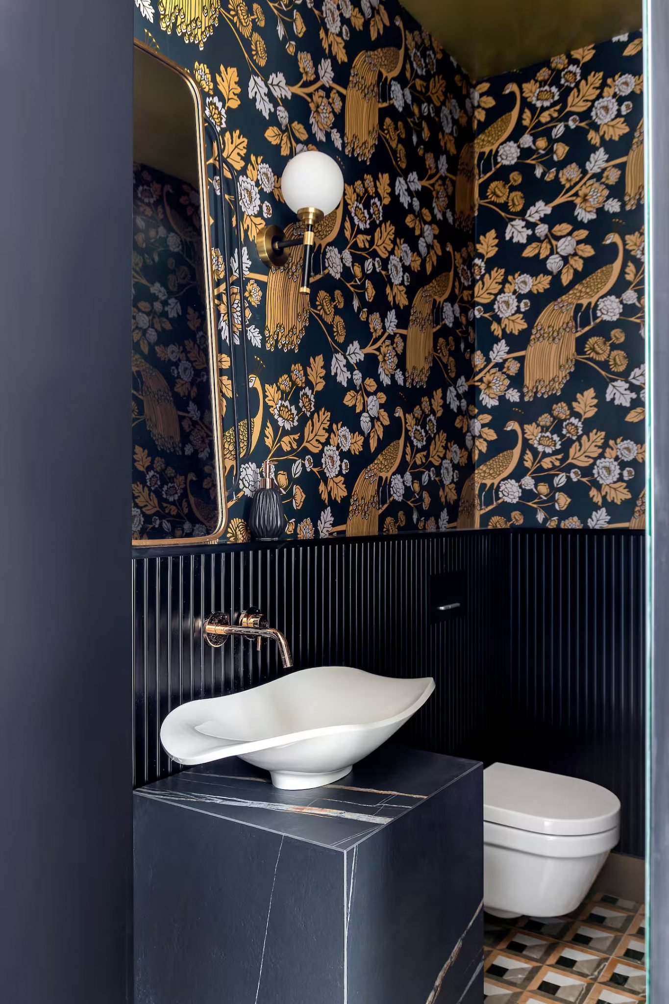 toilettes avec papier-peint décoration classique chic