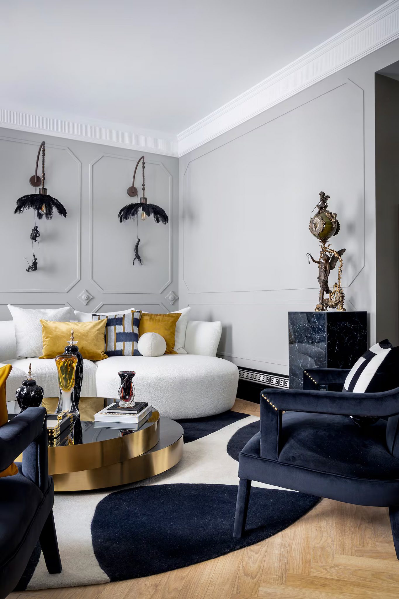 salon avec canapé blanc appartement luxueux design Madrid décoration classique chic