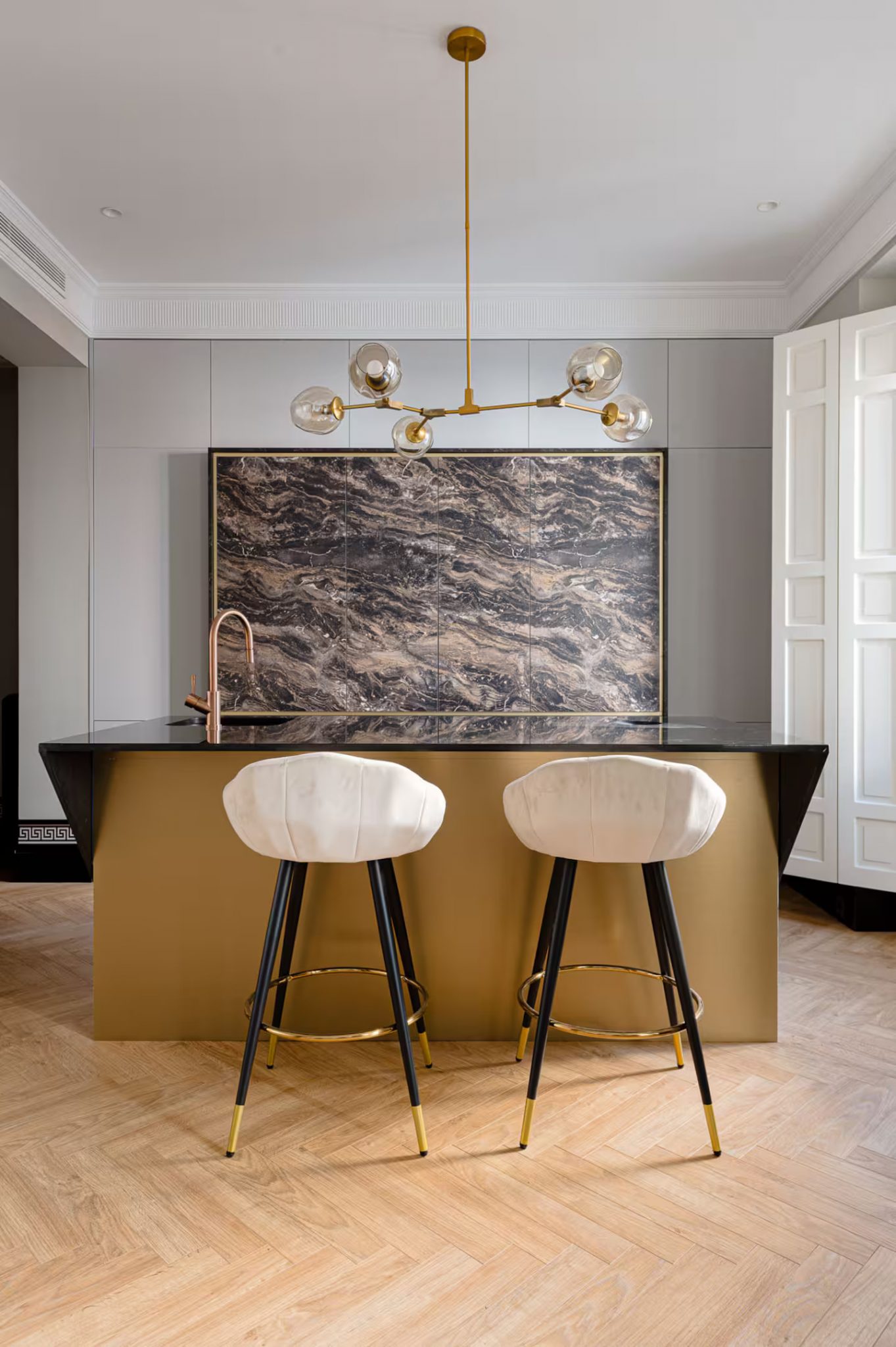 cuisine ouverte sur salon appartement luxueux design Madrid décoration classique chic