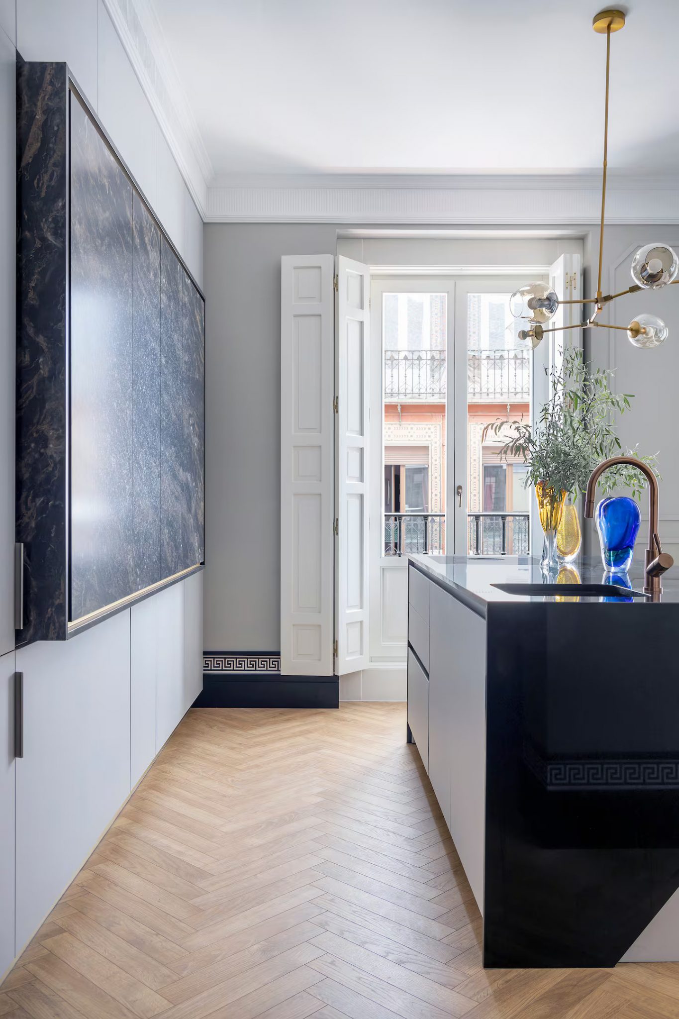 cuisine ouverte sur salon appartement luxueux design Madrid décoration classique chic