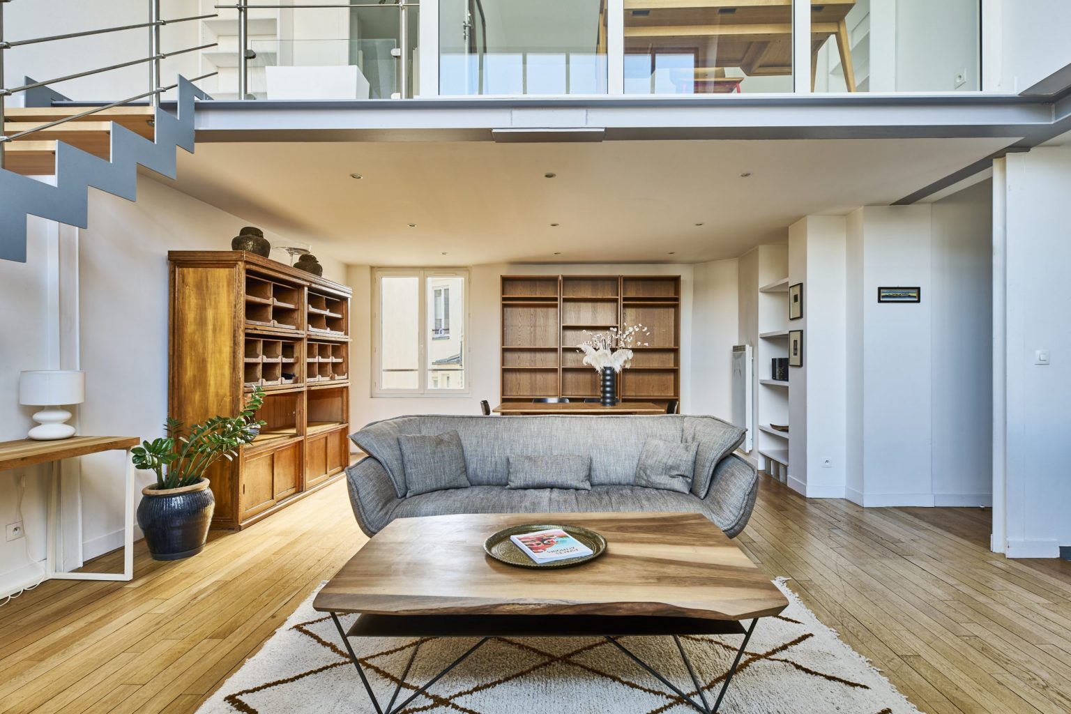 salon décoration contemporaine appartement en duplex Paris Photo: © Julien Krede