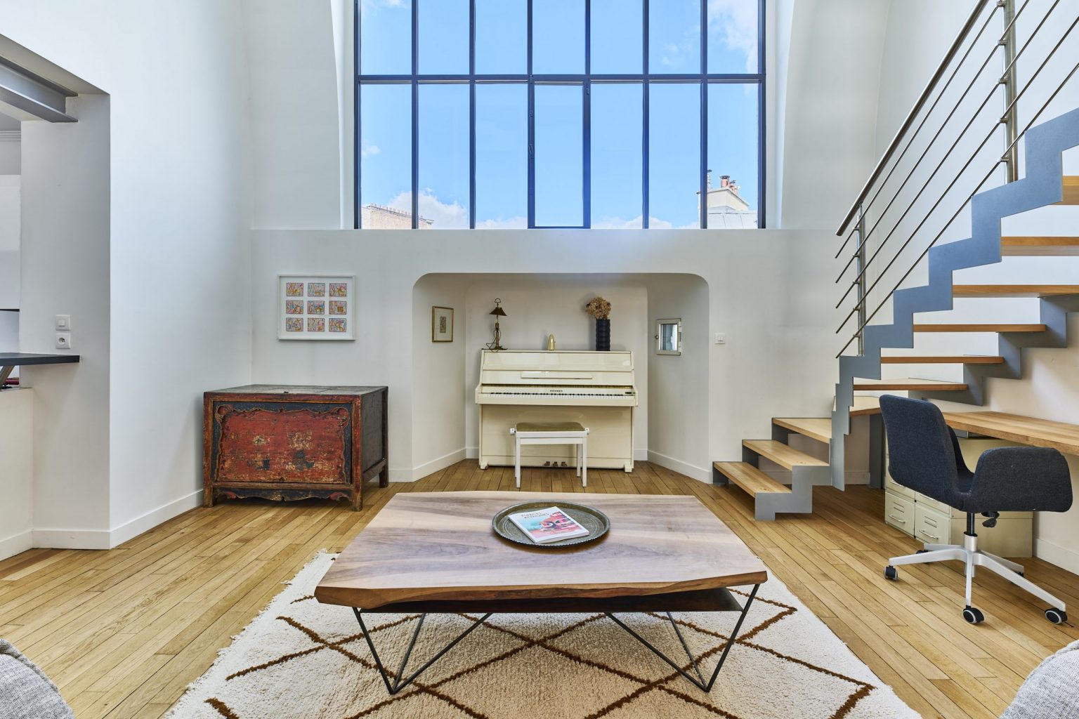 salon avec verrière appartement en duplex Paris Photo: © Julien Krede