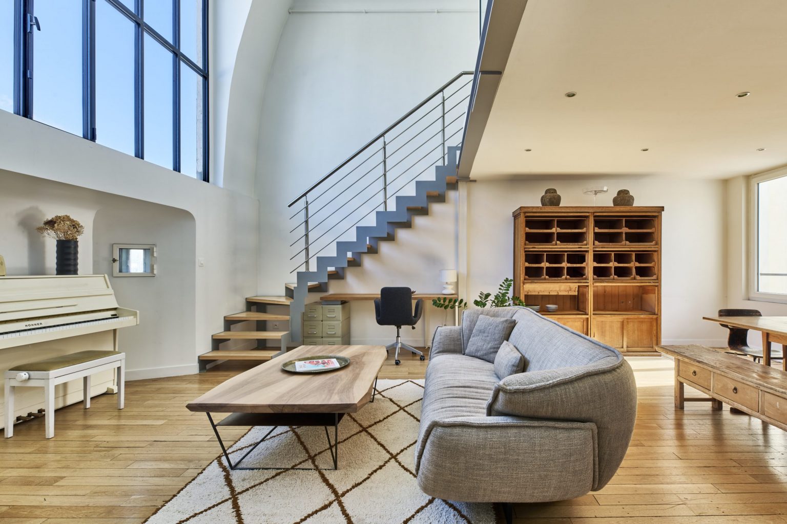 salon avec verrière appartement en duplex Paris Photo: © Julien Krede