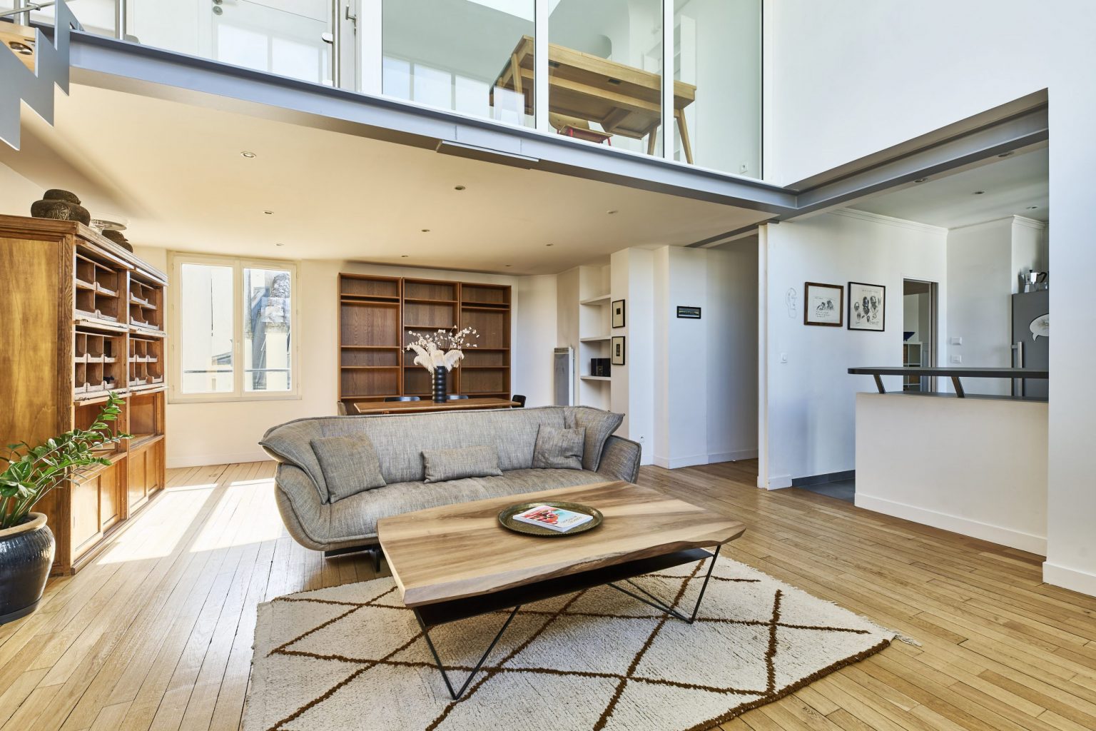 salon décoration contemporaine appartement en duplex Paris Photo: © Julien Krede