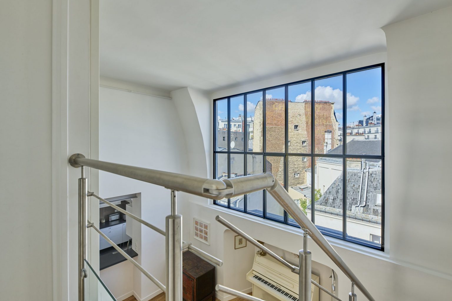 escalier et verrière appartement en duplex Paris Photo: © Julien Krede