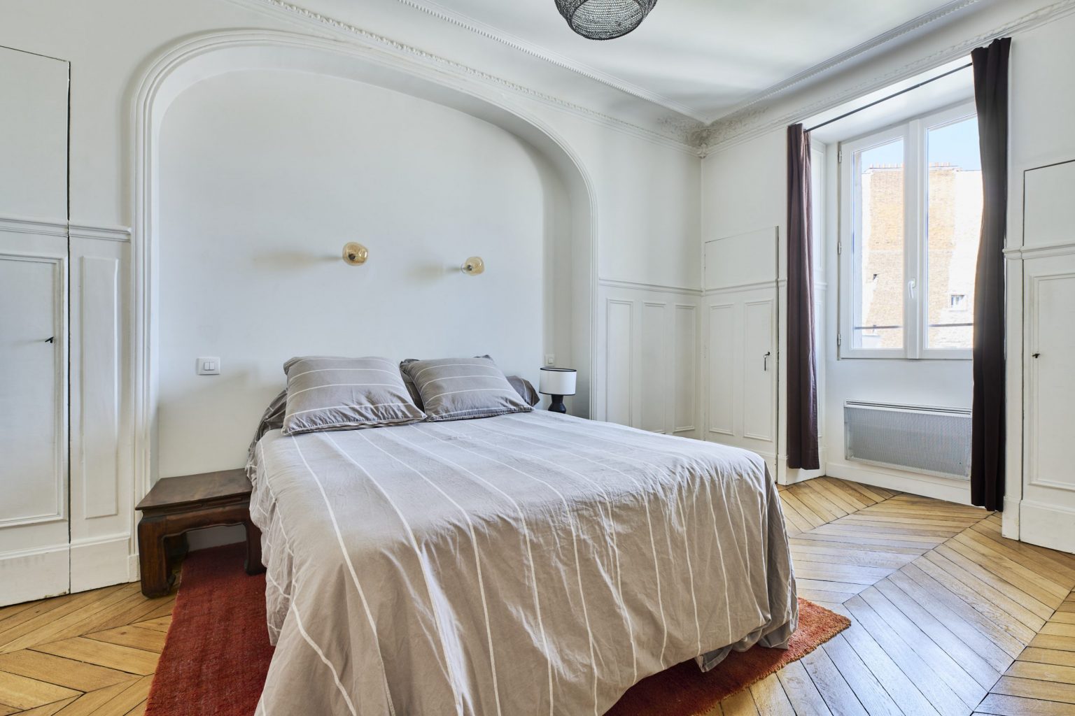 chambre avec moulures appartement en duplex Paris Photo: © Julien Krede