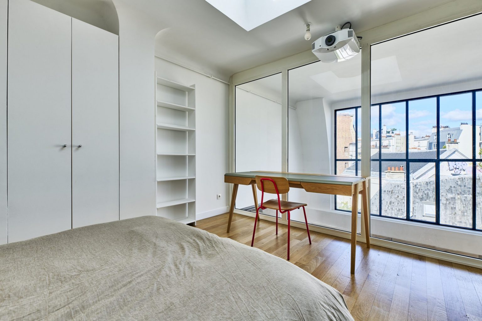 chambre sur mezzanine appartement en duplex Paris Photo: © Julien Krede